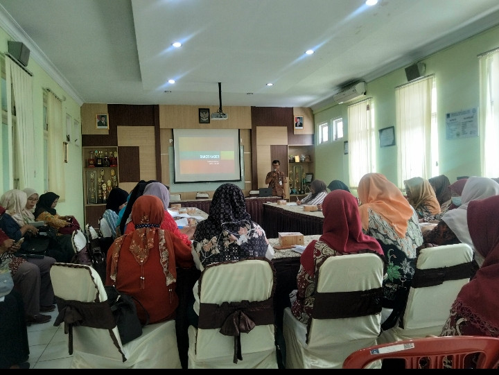 kader padukuhan dongkelsari ,puntuk menghadiri pertemuan rutin kader kesehatan