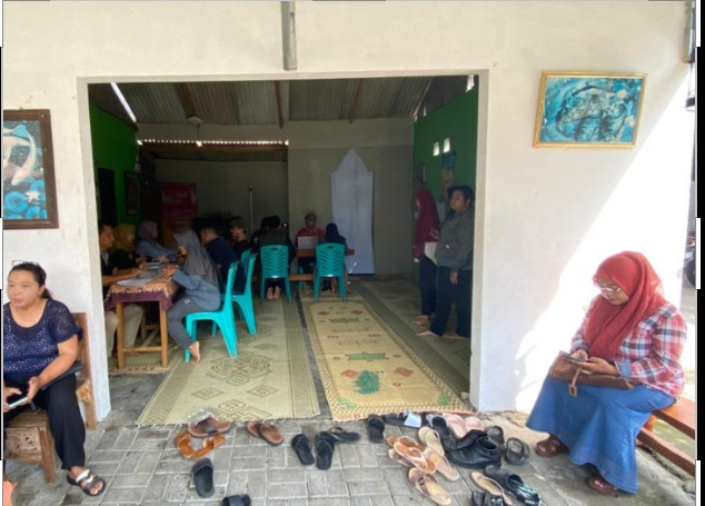 Warga padukuhan puntuk melaksanakan kegiatan layanan IKD