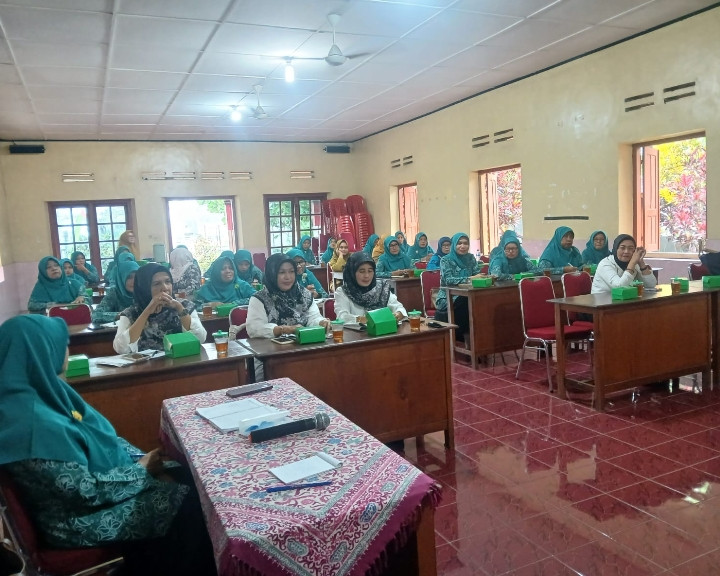 Kader padukuhan dongkelsari ,puntuk menghadiri pertemuan rutin PKK