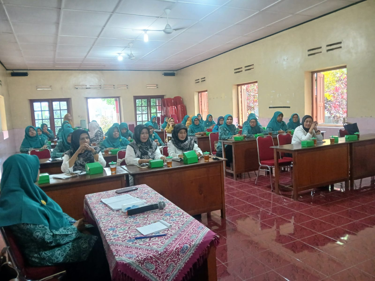 Warga cilikan menghadiri pkk kalurahan