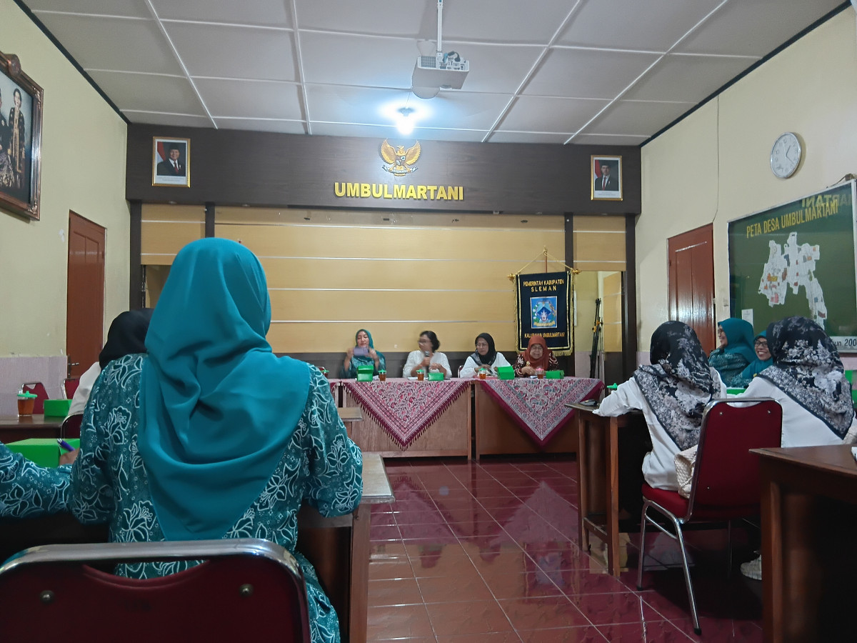 PKK dusun Sapen mengikuti pertemuan PKK Desa