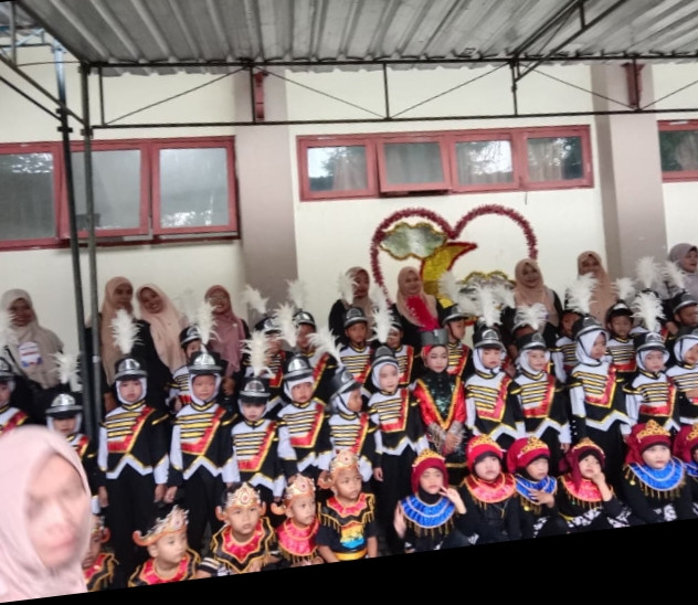 Warga Medelan mengikuti lomba drumband