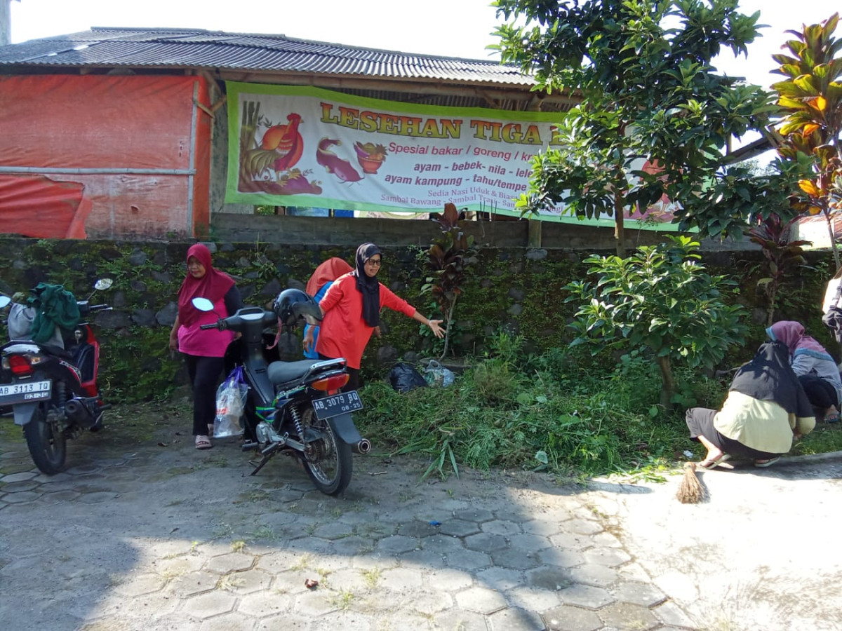 Gotong royong persiapan pasar srawung dusun sapen