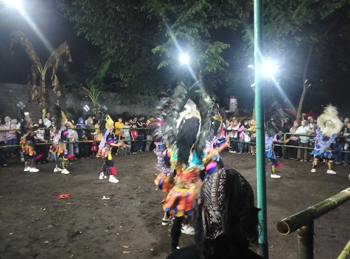 Kader dongkelsari ,puntuk menyaksikan kesenian topeng ireng