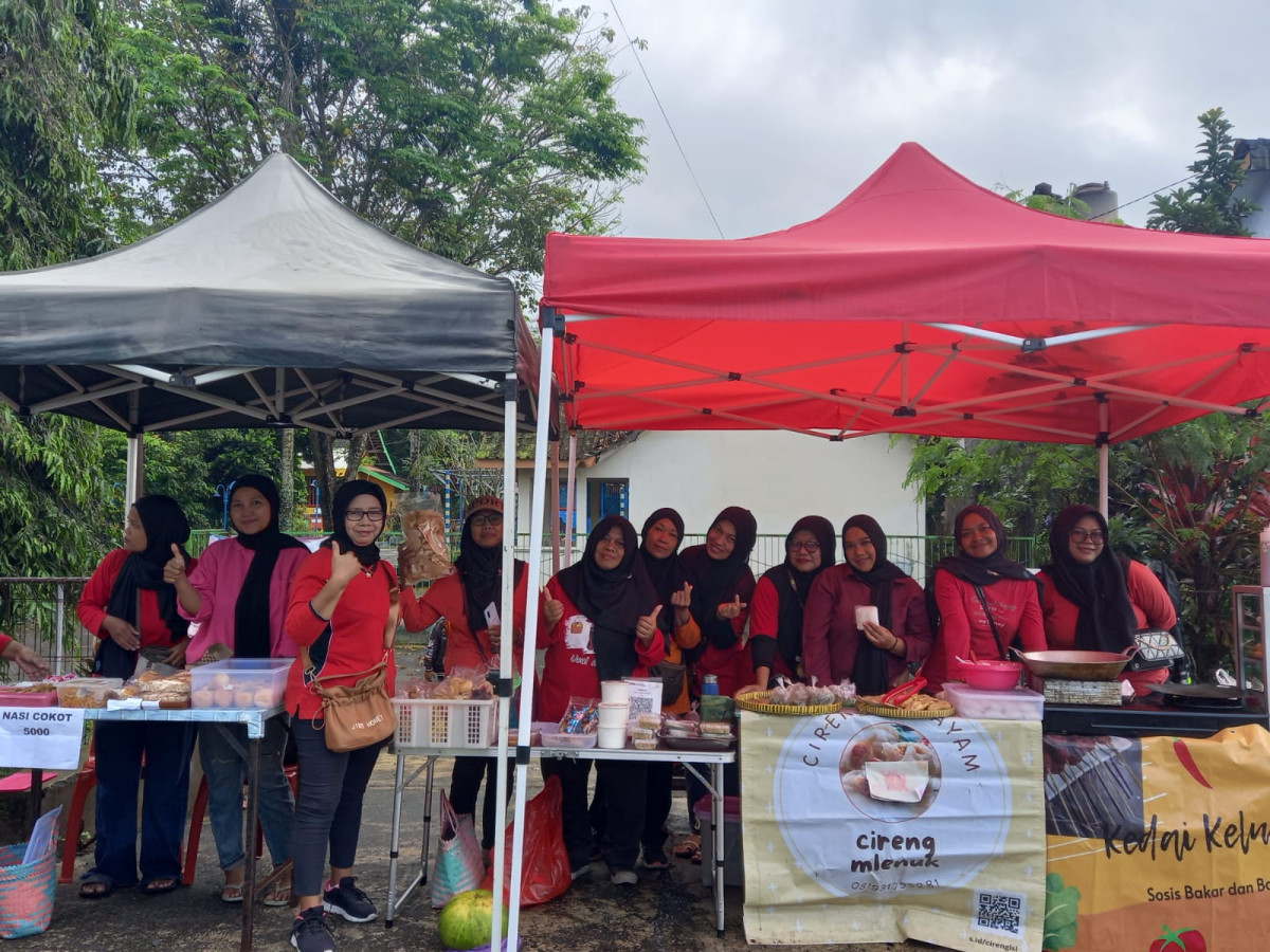 Warga Dusun Medelan Jualan di Pasar Srawung