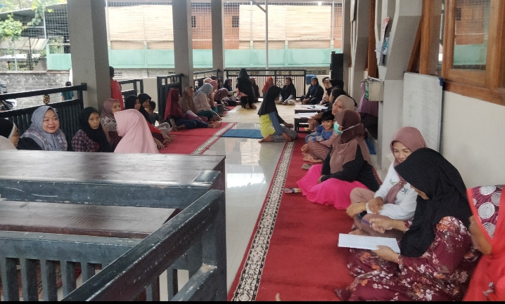 Warga padukuhan puntuk melaksanakan pertemuan rutin pkk rw 19