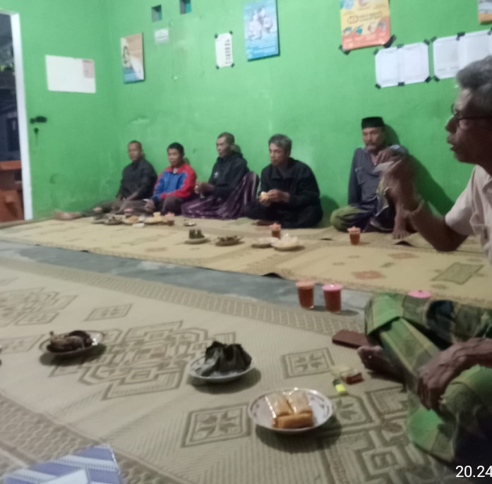 Warga padukuhan puntuk menghadiri pertemuan rutin kelompok pengairan