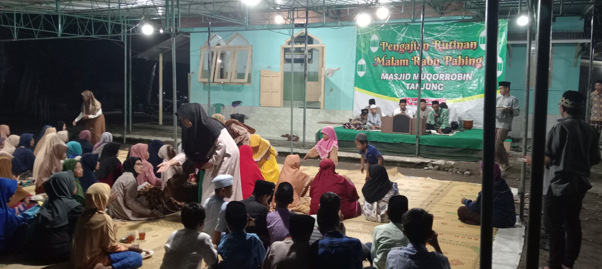 Bapak dan ibu sudah mulai berdatang mengikuti pengajian Rabu pahing