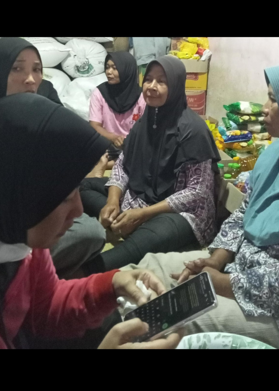 Gotongroyong ibu ibu menyiapakan berkat dusun sapen