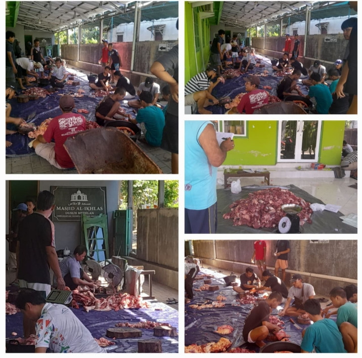 Warga dusun Medelan memotong hewan qurban