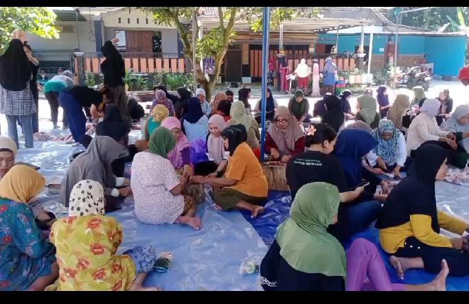 Warga ngemplak 2 mengikuti kegiatan pemotongan hewan kurban