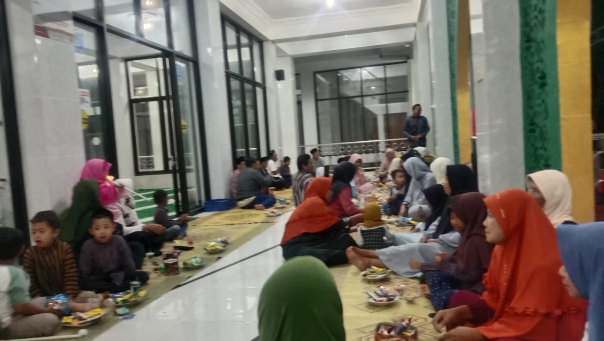 Warga nglempong ngemplak 2 melakukan kegiatan Takbir