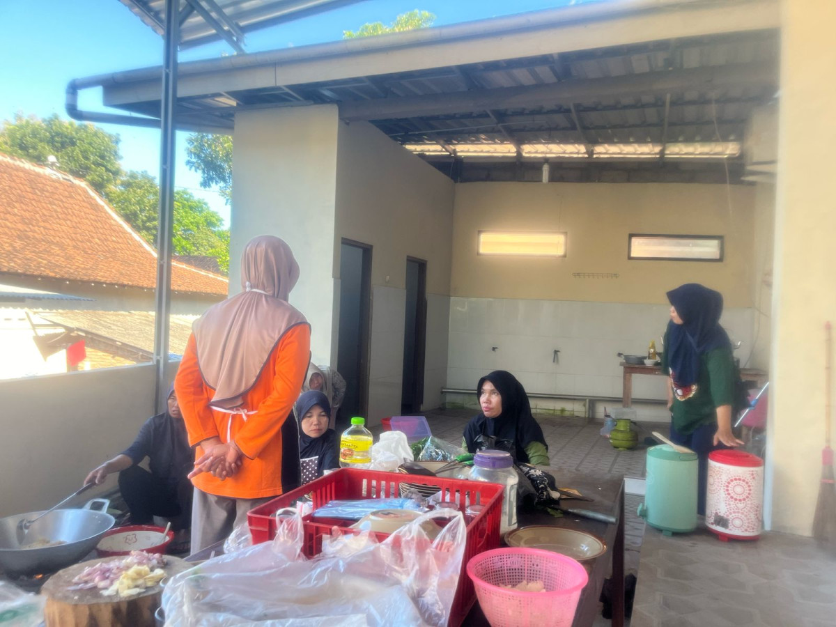 Kebersamaan ibu2 puntuk RW 19 masak bareng dalam rangka idul adha