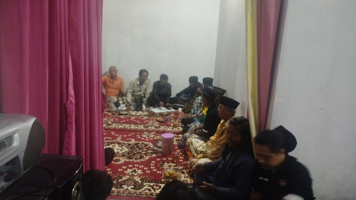 Pertemuan rt 03 cilikan