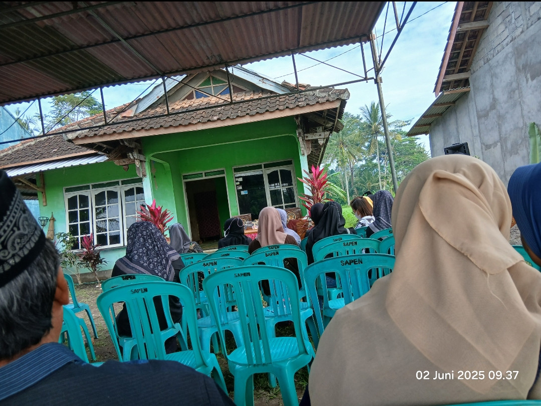 Warga cikikan takjiah