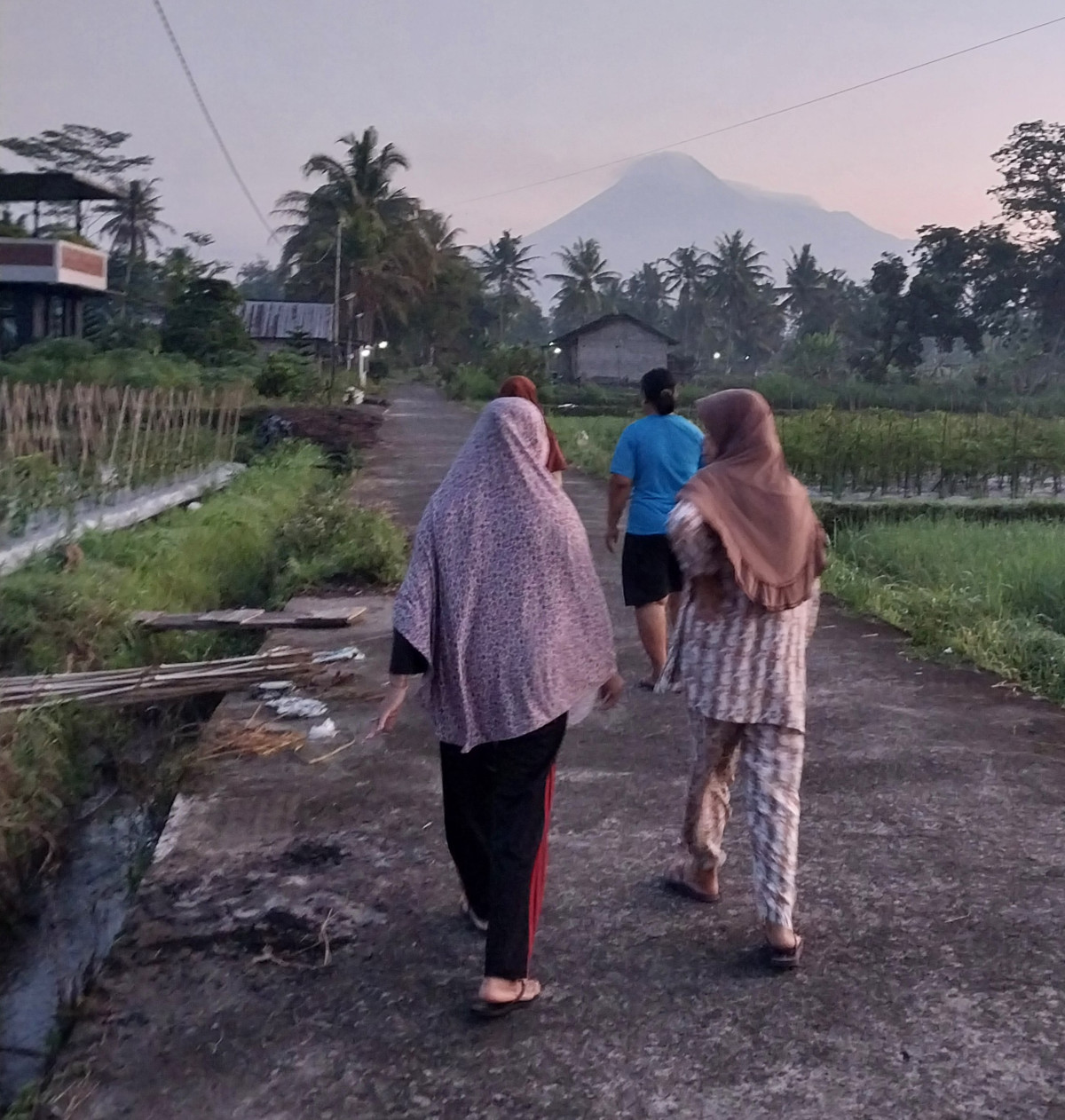 Jalan jalan pagi lansia dsn meces