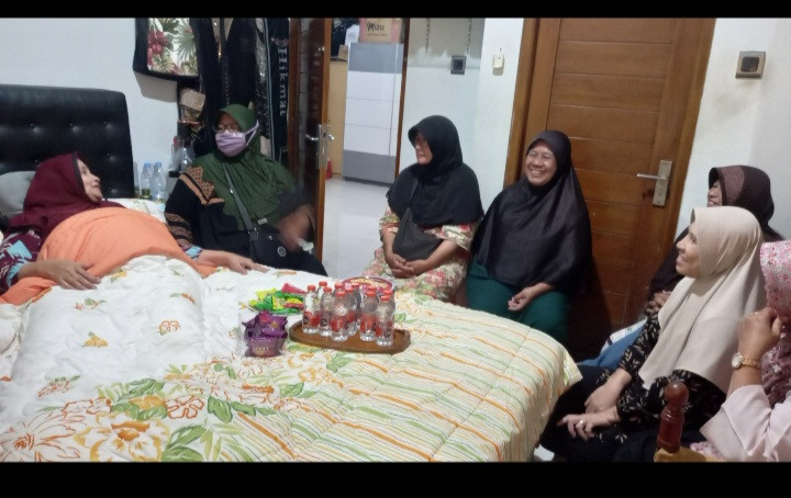 Ibu2 warga tegalsari tegalmanding padukuhan lodadi menjenguk warga yg sakit