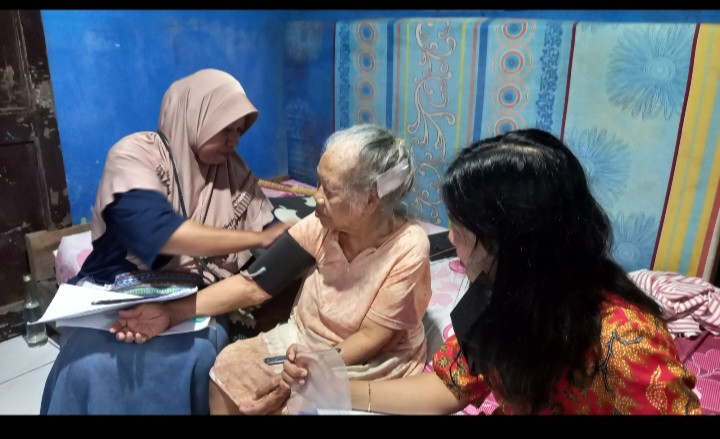 Kader lodadi kunjungan rumah ke salah satu rumah lansia