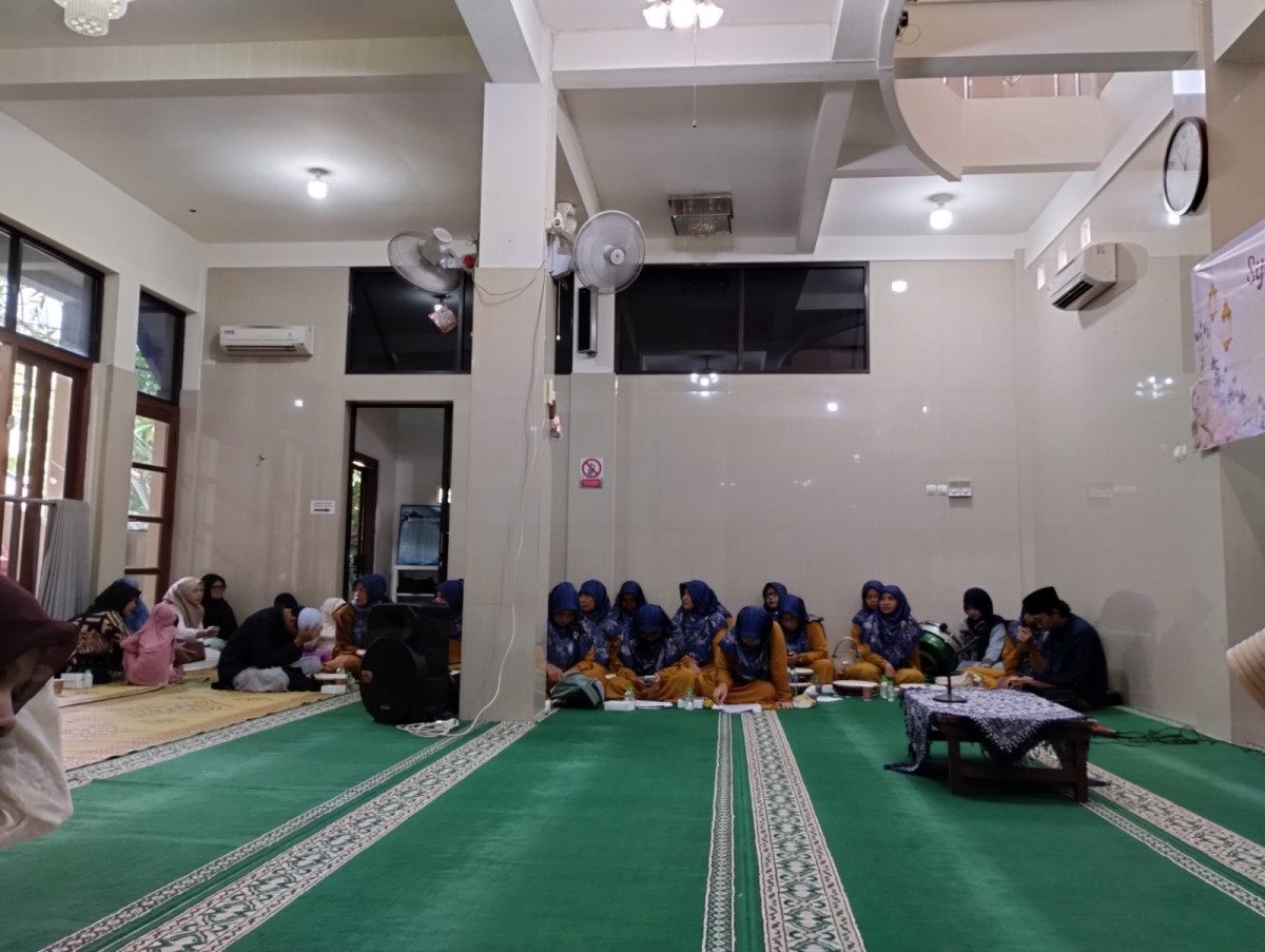 penampilan hadrah ibu-ibu RW 06 padukuhan Lodadi