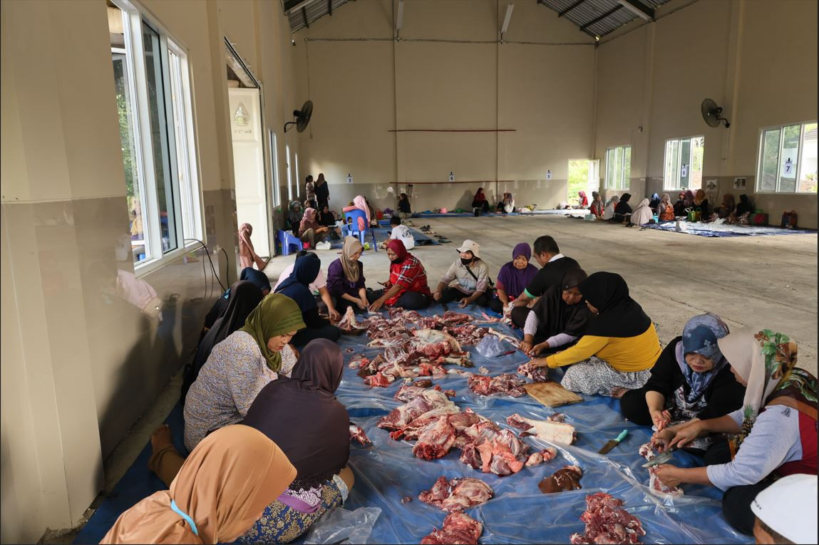 ibu2 memotong daging