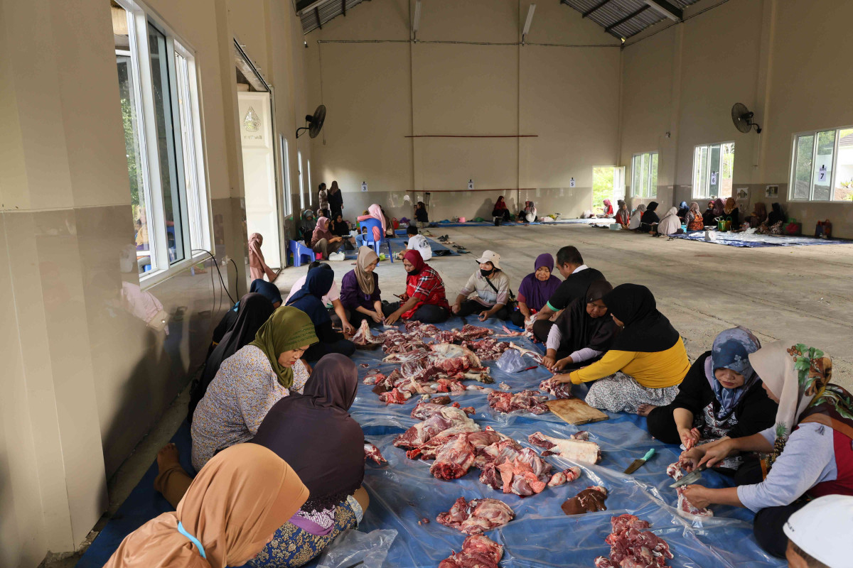 ibu2 memotong daging