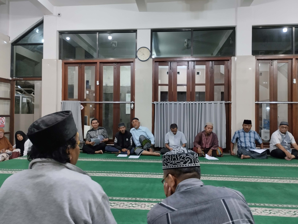 panitia menghadiri acara