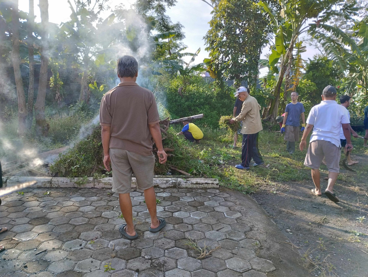 Gotong royong Bapak2 RW 06 Padukuhan Lodadi