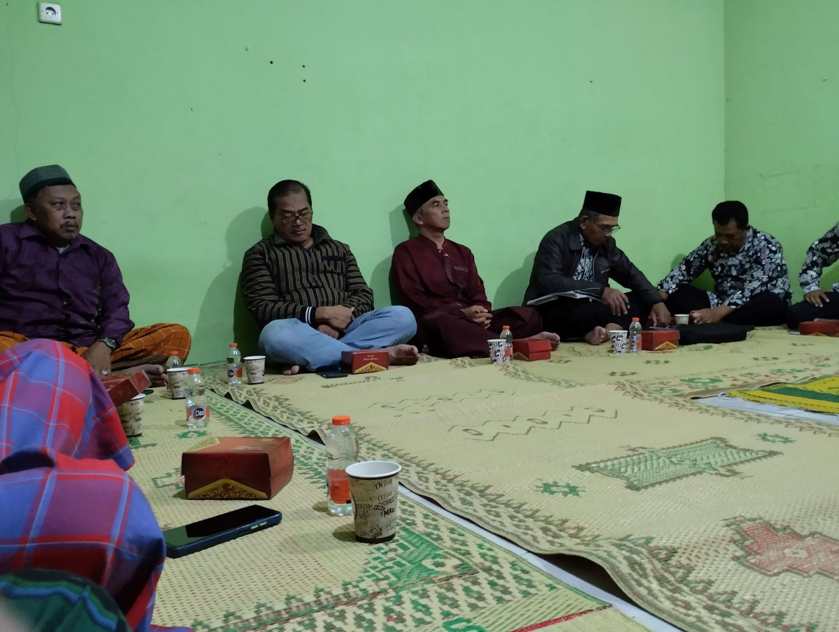 tokoh masyarakat menghadiri undangan