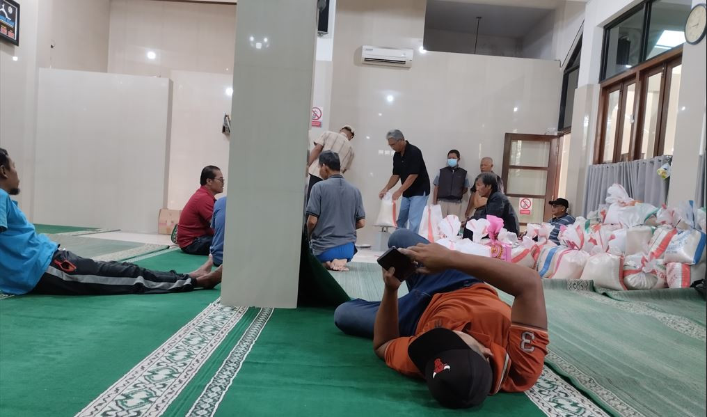 takmir dan pengurus masjid menerima dan menghitung jumlah zakat terkumpul