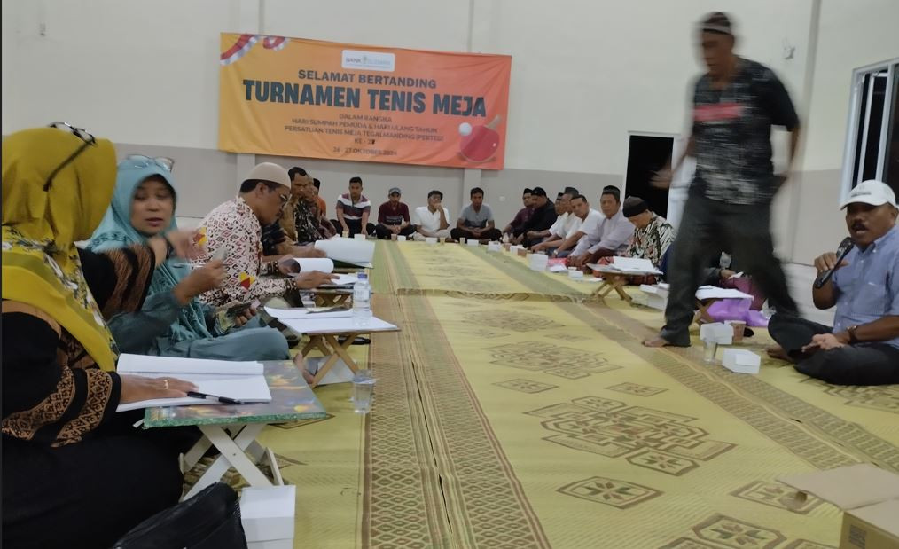 warga menghadiri acara