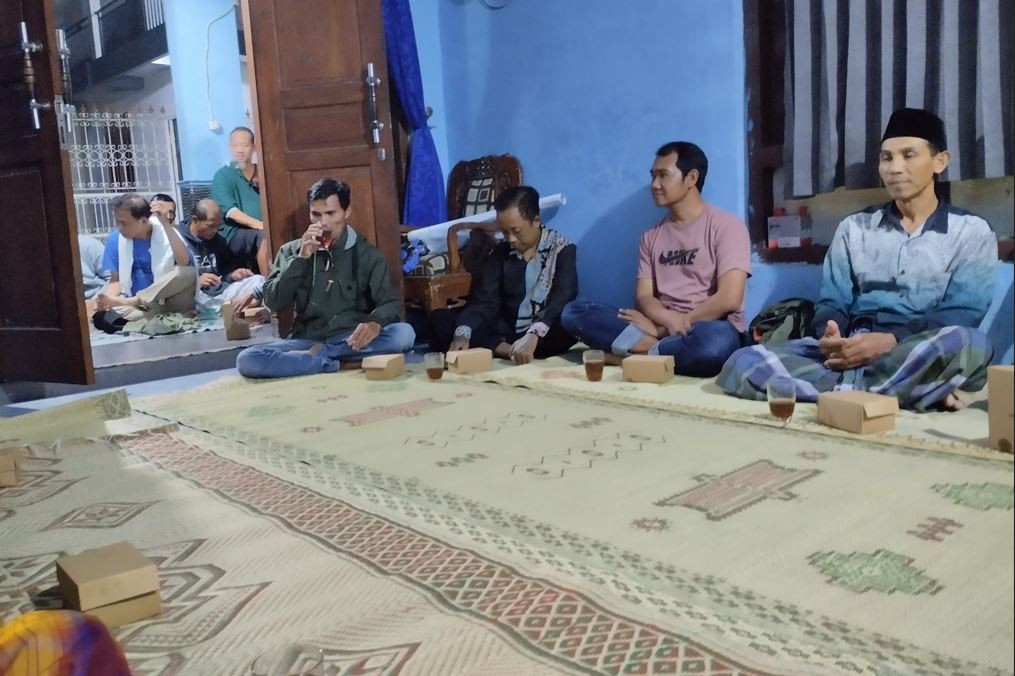 warga menghadiri acara