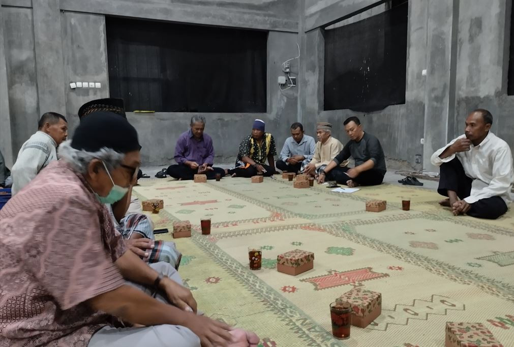 warga menghadiri acara