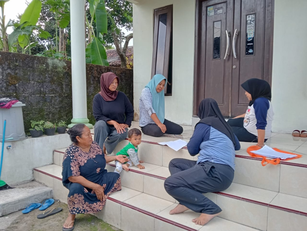 Kunjungan rumah oleh kader dusun tanjung