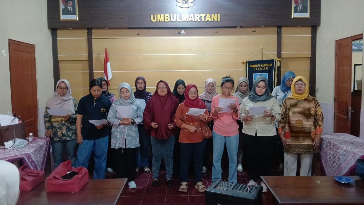 Warga sapen mengikuti latihan koor