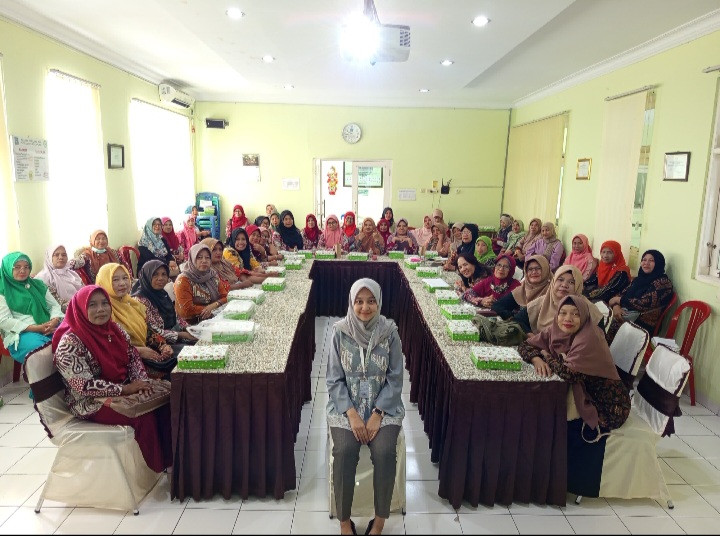 Kader lodadi mengikuti pertemuan kader lansia