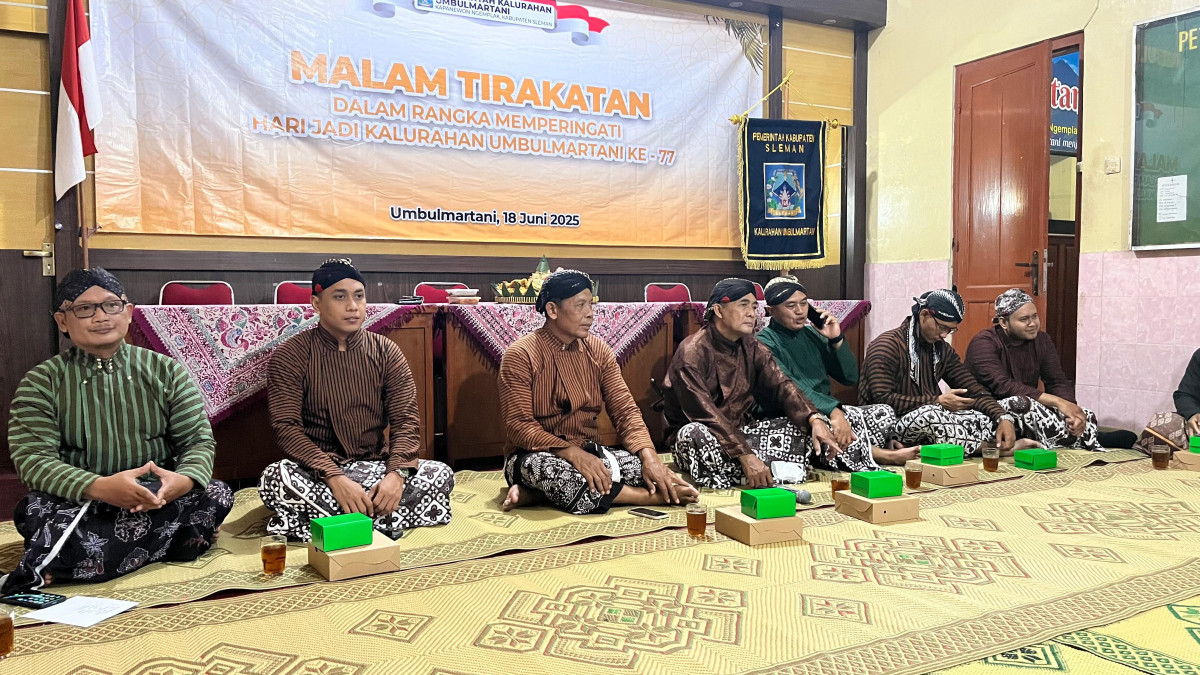Warga Dusun Medelan Mengikuti tirakatan hari jadi kalurahan