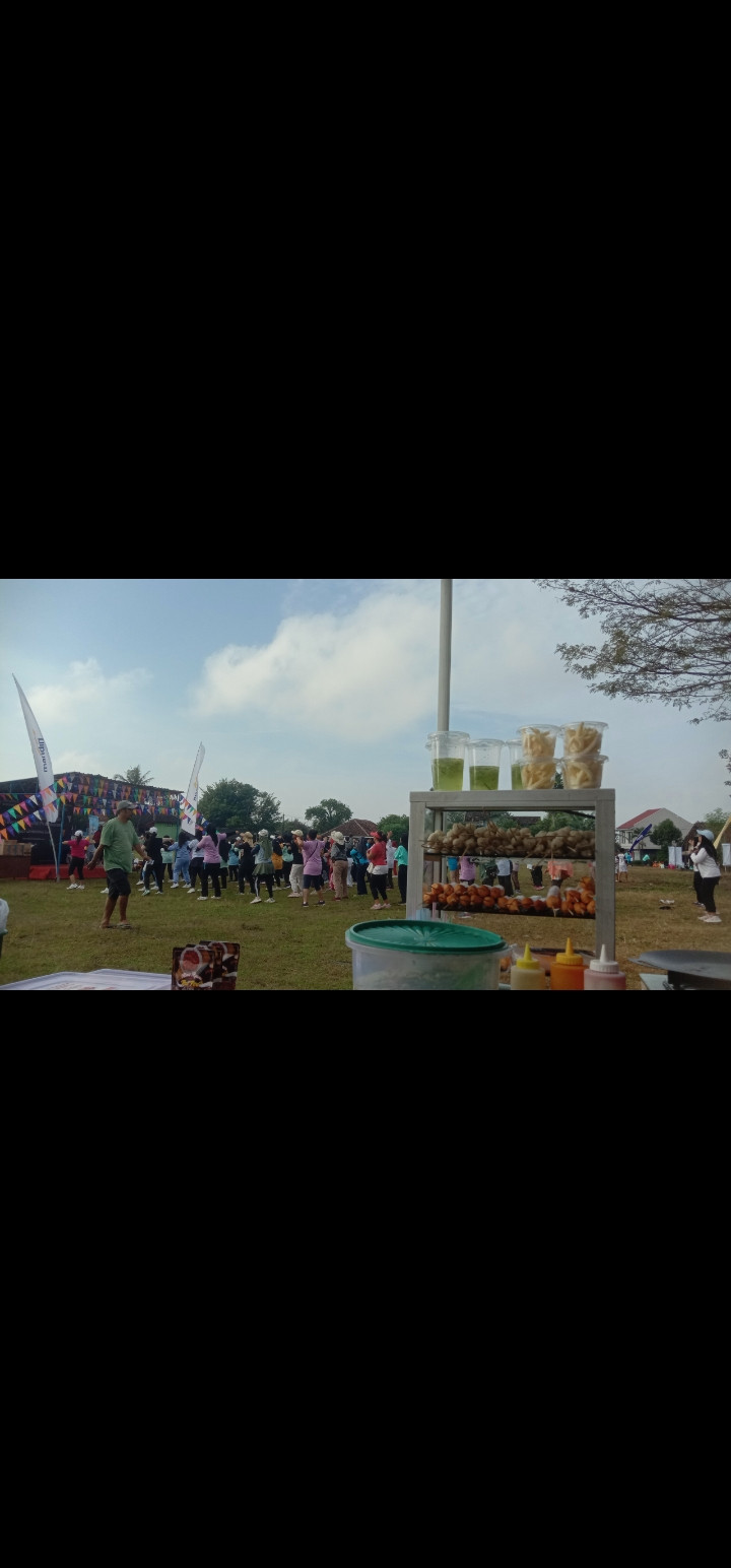 Warga Dusun Medelan Mengikuti senam