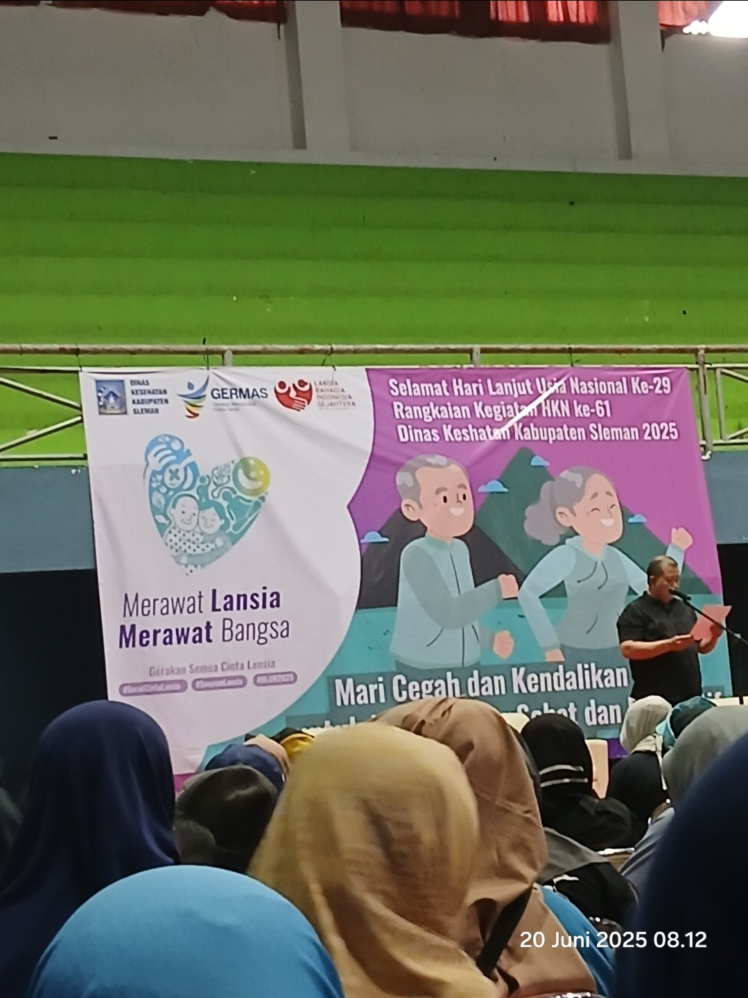 Kader poskesdes umbulmartani menghadiri peringatan halun ke 29 di gor pangukan dg kegiatan senam bersama pemberian paket sembako kepada lansia, pemeriksaan kesehatan