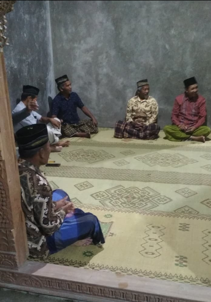 Sejumlah warga padukuhan dongkelsari menghadiri acara yasinan