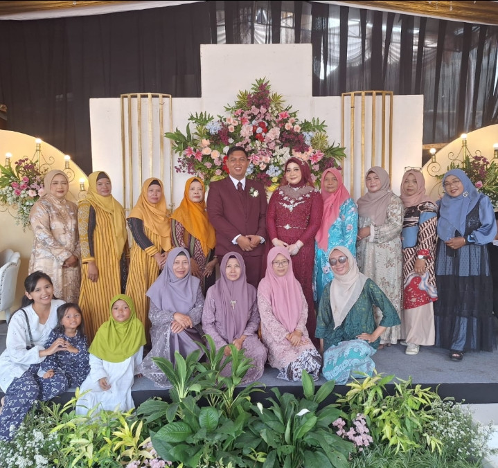 Warga padukuhan dongkelsari menghadiri tasyakuran pernikahan mas panji dan mbk nisa