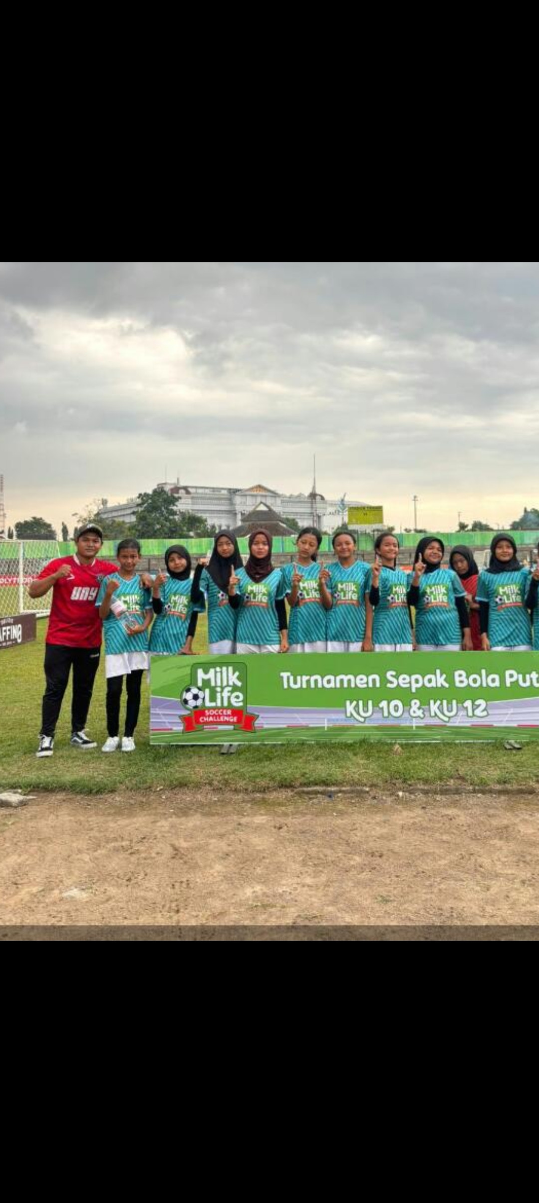 Pertandingan sepak bola putri dr dsn meces
