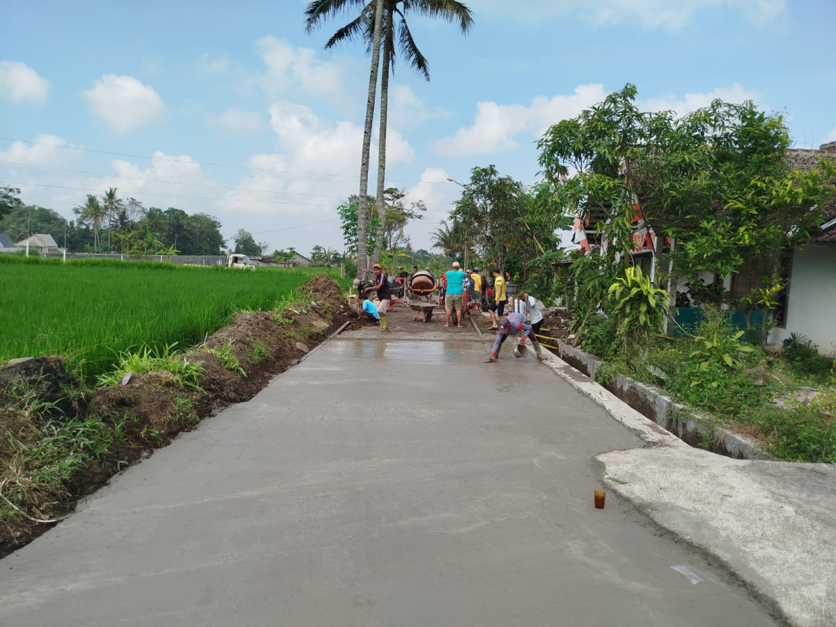 Gotong royong warga cilikan