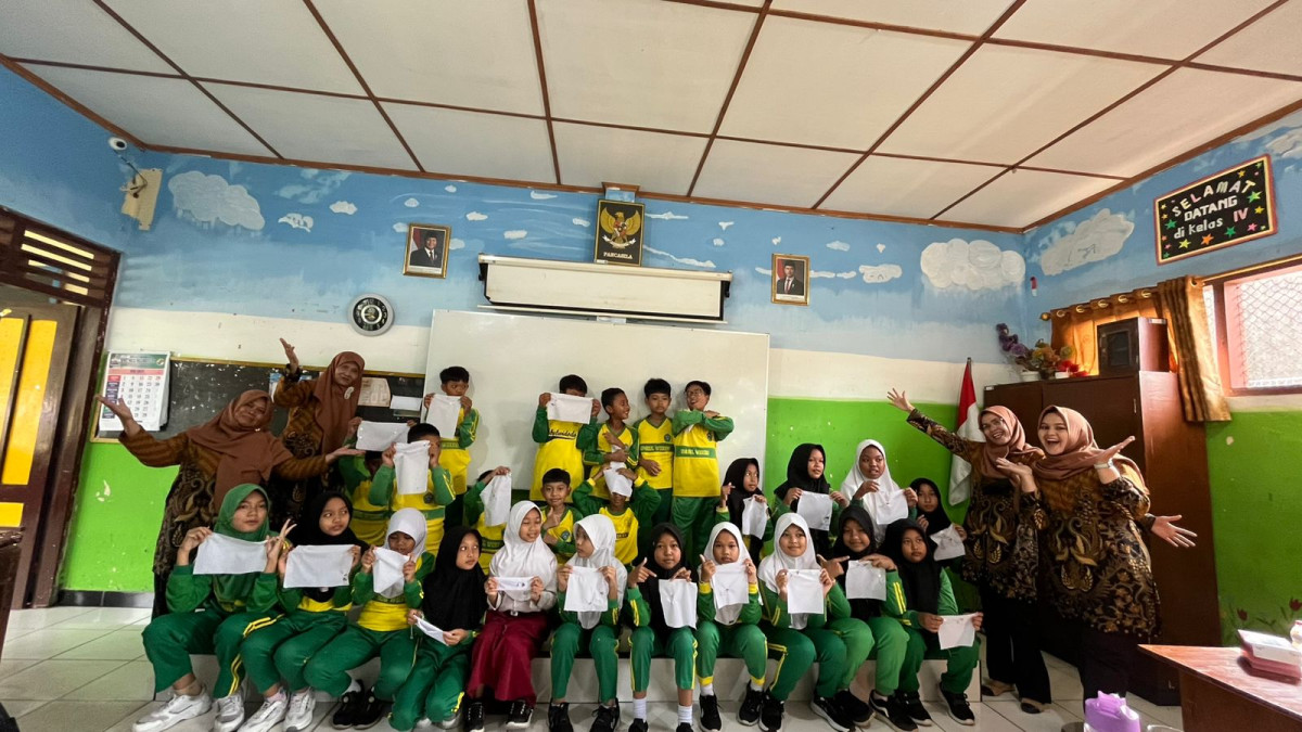 Kader lodadi mengikuti sekolah jumat PKK pokja 2