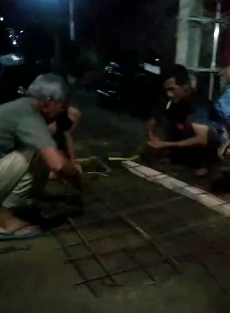 Warga cilikan kerjabakti memperbaiki jembatan