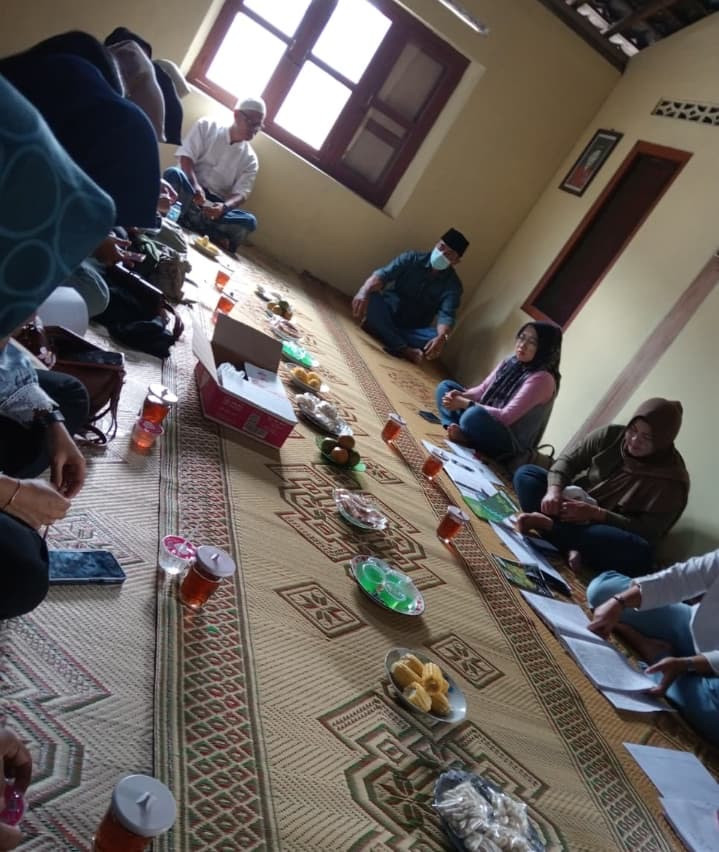 Ibu dukuh puntuk menghadiri pertemuan istri perangkat bulan Juni