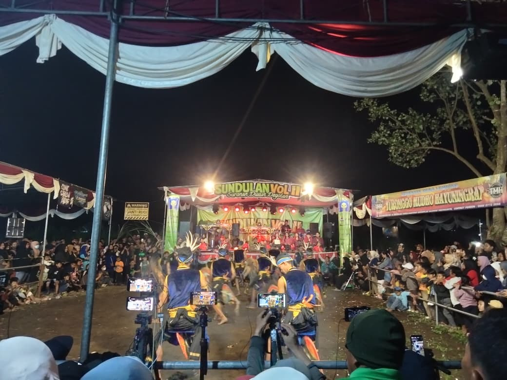 Nguri nguri kebudayaan warga puntuk menyaksikan kesenian jatilan