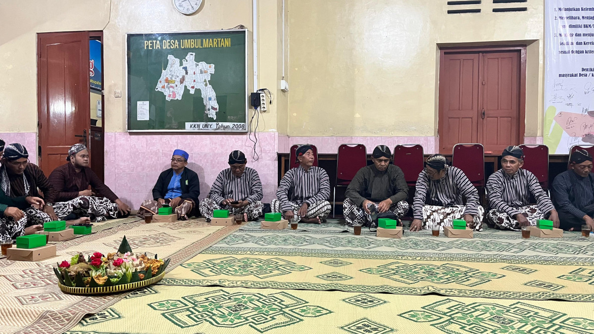 Bapak dan ibu dukuh puntuk mengikuti malam tirakatan HUT Desa