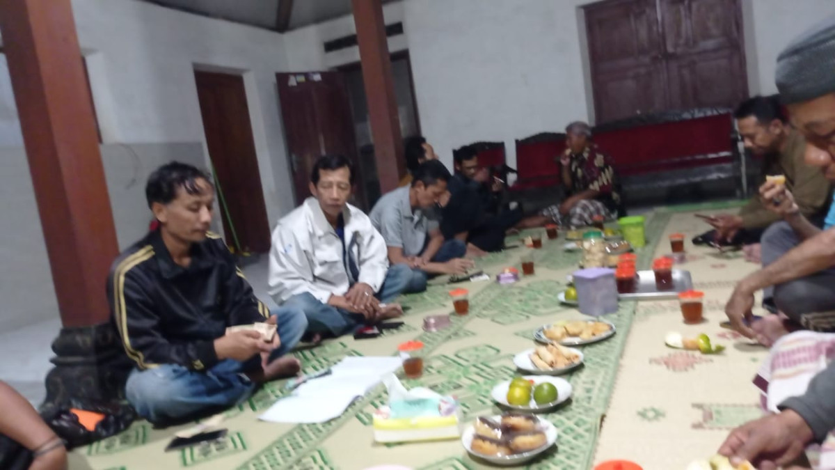 Pertemuan rt 04 dsn meces