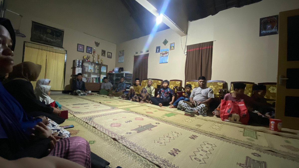Yasinan rutin di  rumah bapak M. Rosyidi rejodani ,puntuk