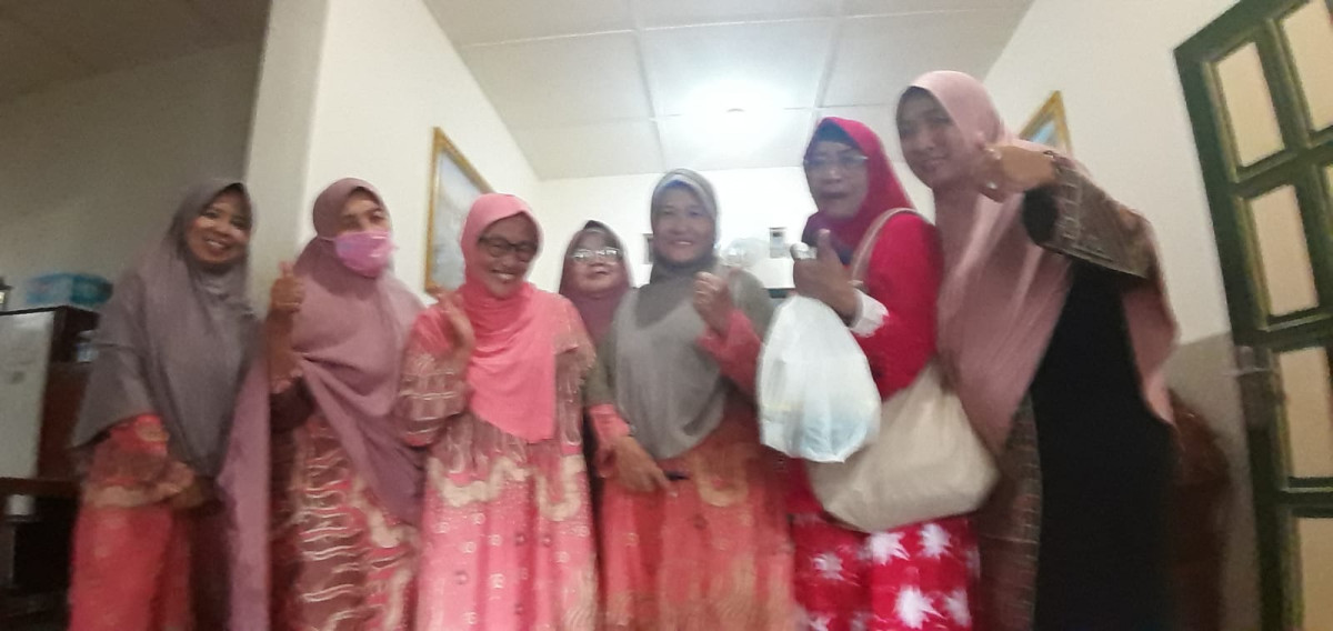 Warga cilikan menghadiri pengajian PRA